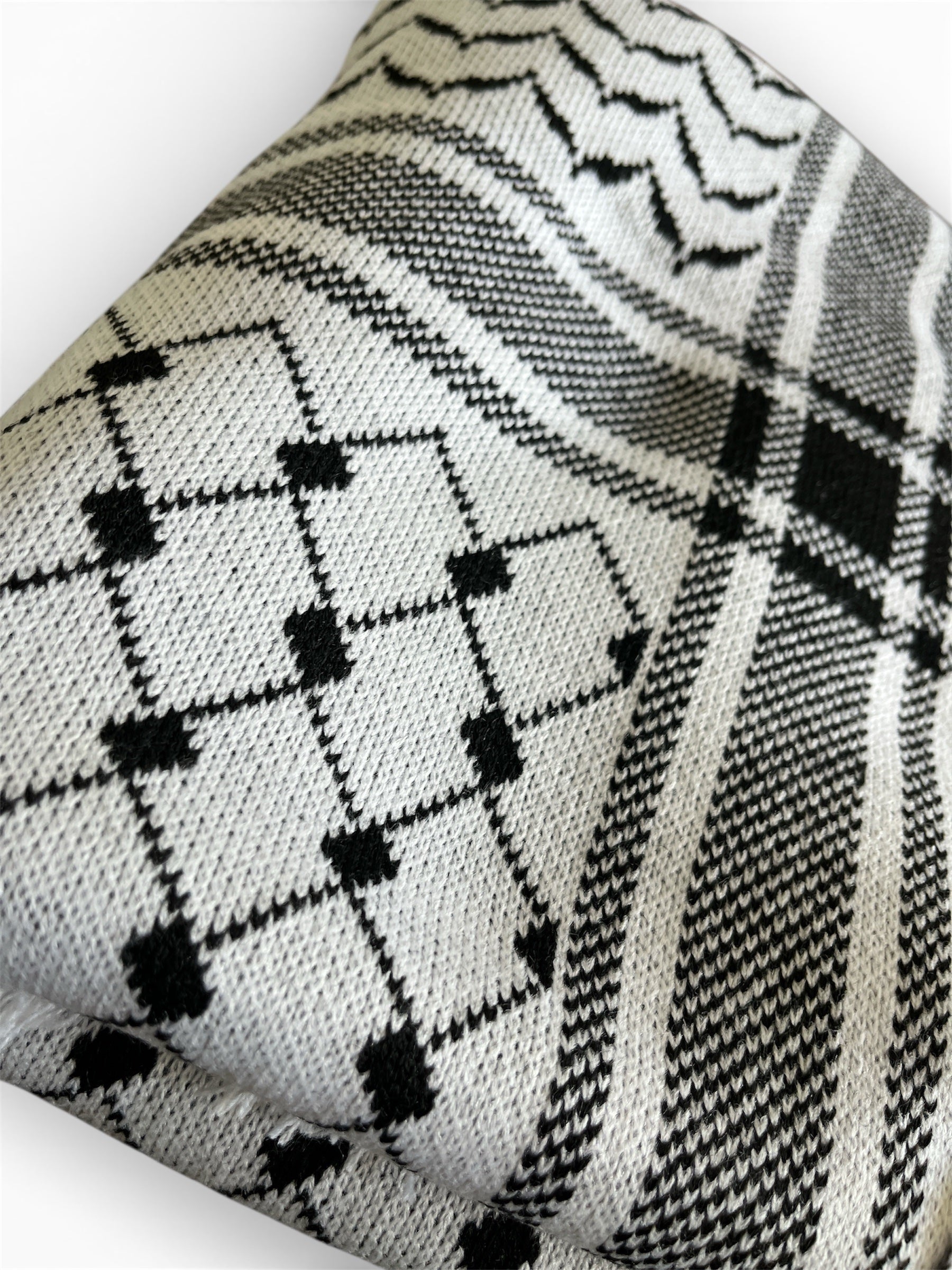 Keffiyeh winter shawl image 1